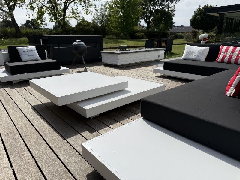 Luxe tuinmeubelen met moderne loungeset op ruim terras
