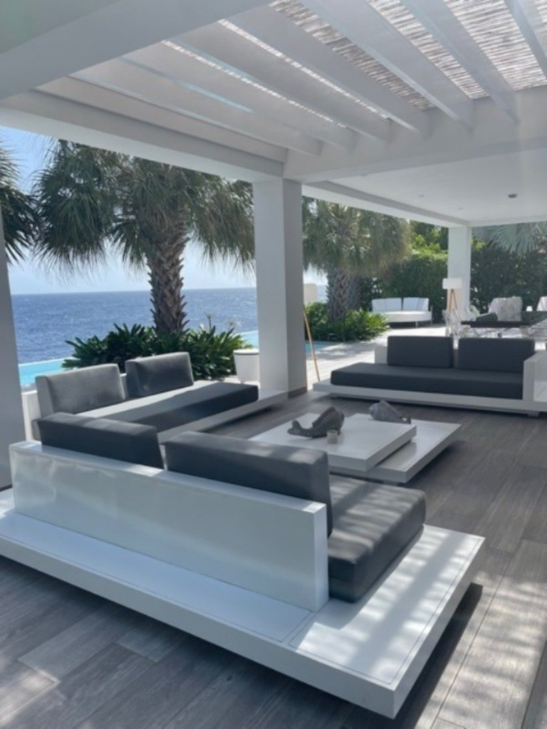 Loungeset Ibiza aluminium geplaatst op terras in Curaçao